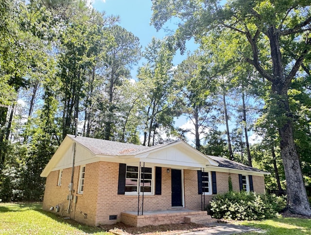 114 Madison St, Walterboro, SC 29488 - single story home featuring covered porch, brick siding, a front lawn, crawl space, and roof with shingles