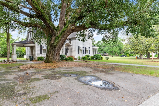 view of front of property with a front lawn