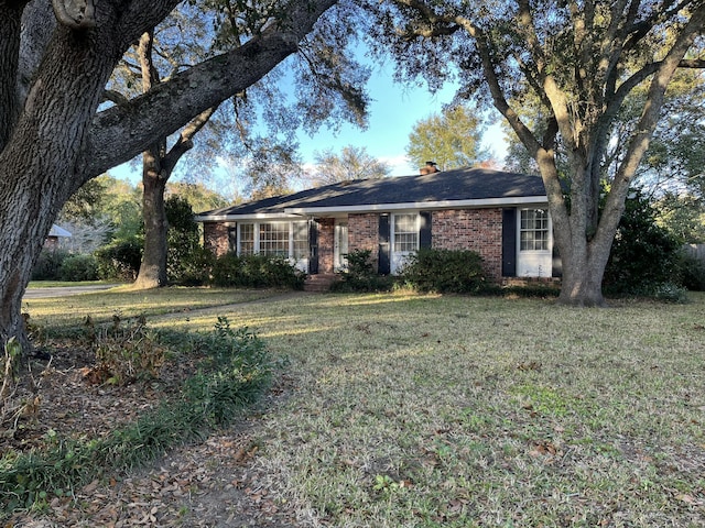 single story home featuring a front yard