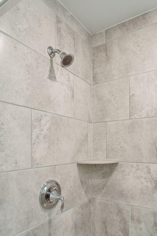 details featuring tiled shower