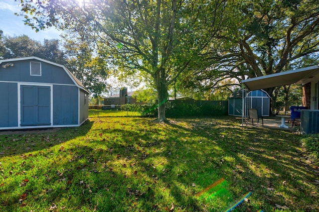 view of yard featuring a storage unit