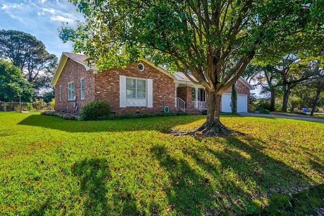 single story home featuring a front lawn