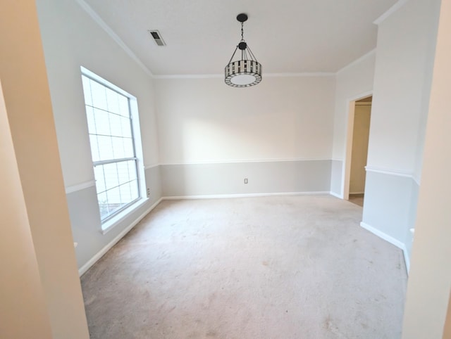 empty room with light carpet, crown molding, and a notable chandelier