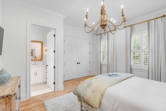 bedroom with ornamental molding, sink, a chandelier, light hardwood / wood-style floors, and a closet