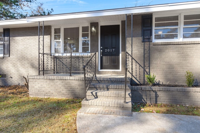 property entrance featuring a porch