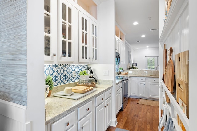 kitchen with visible vents, wood finished floors, white cabinetry, a sink, and stainless steel range with electric cooktop