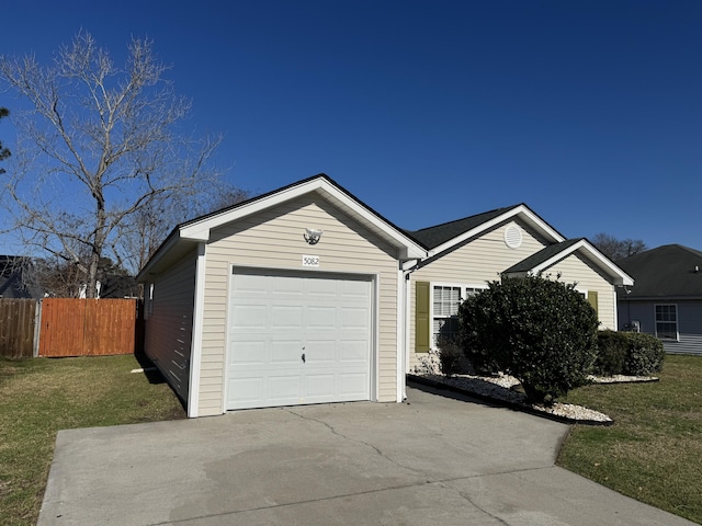 view of front of property featuring a front lawn and a garage