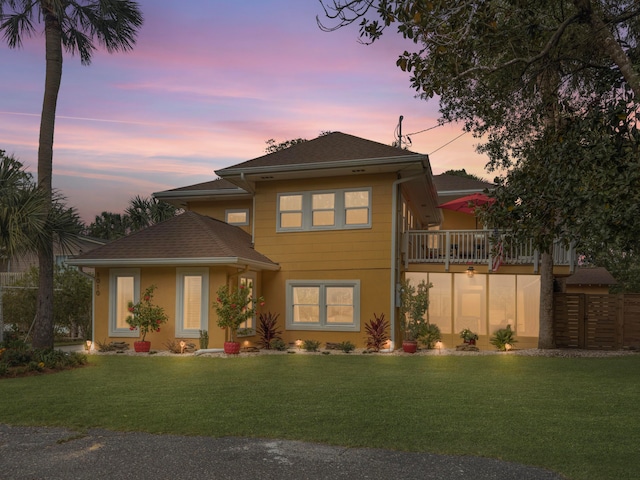 view of front facade featuring a lawn