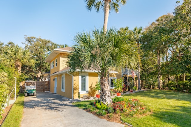 view of front facade featuring a front yard