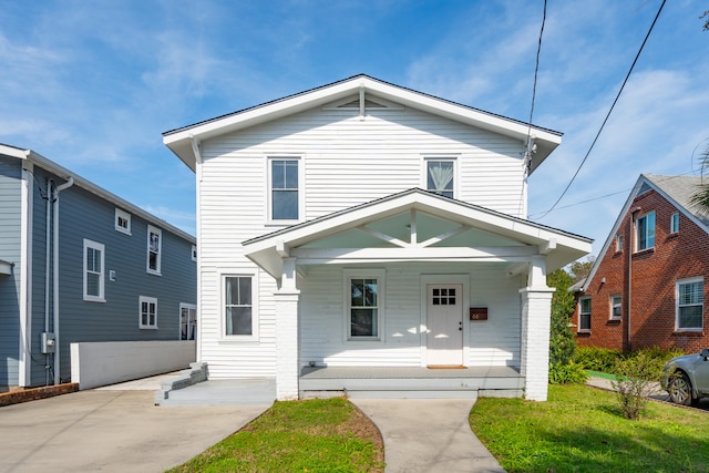 view of front of property featuring a front yard