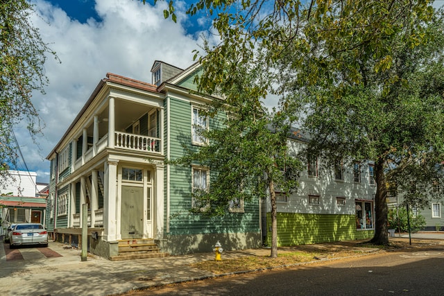 view of front of home featuring a balcony