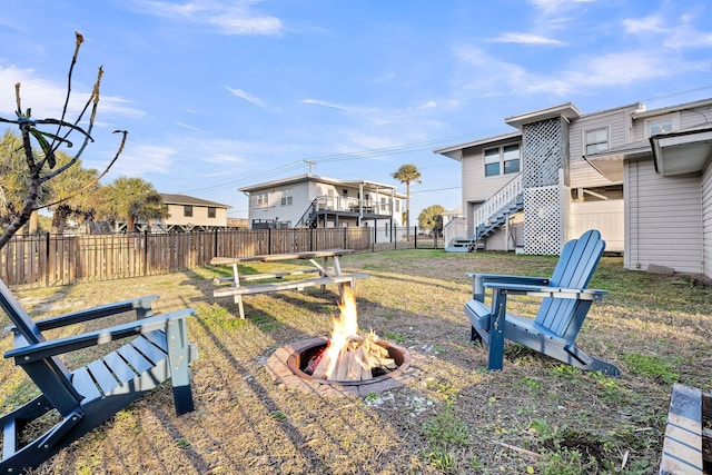 view of yard featuring a fire pit