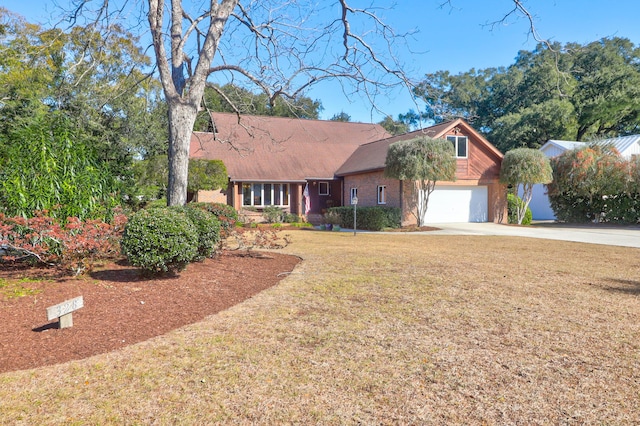 view of front facade featuring a front yard and a garage