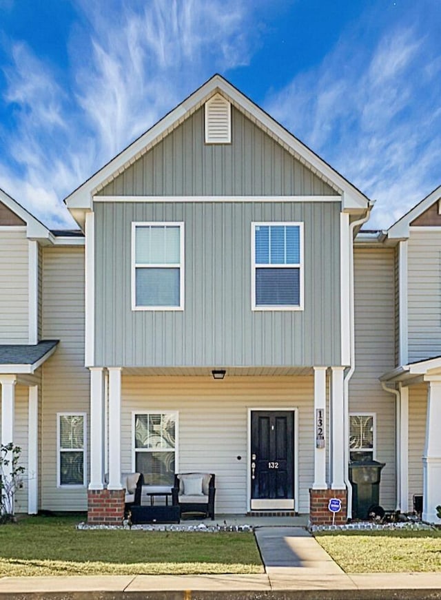 view of front of house with a front lawn