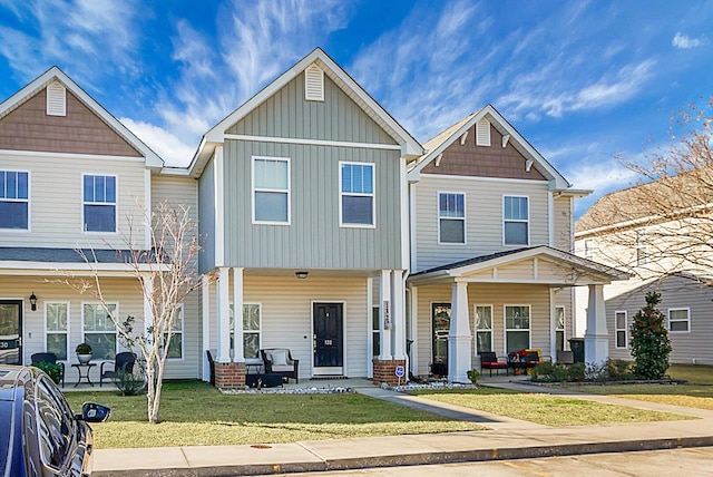 view of front of property featuring a front yard