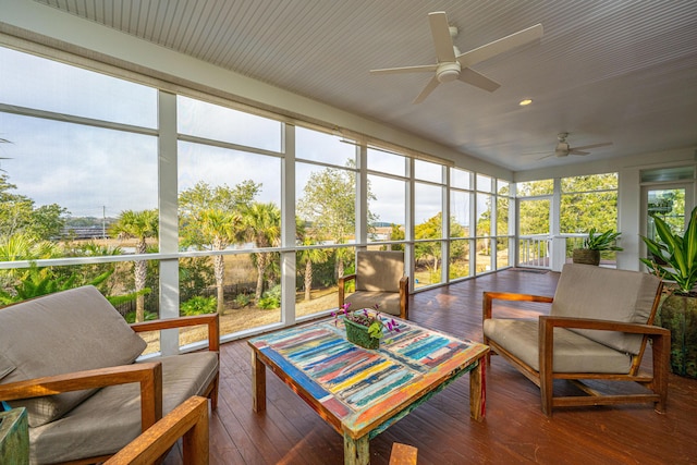 sunroom with ceiling fan