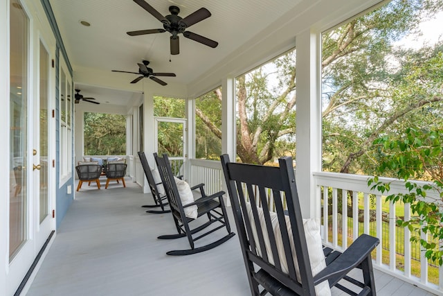 sunroom with ceiling fan