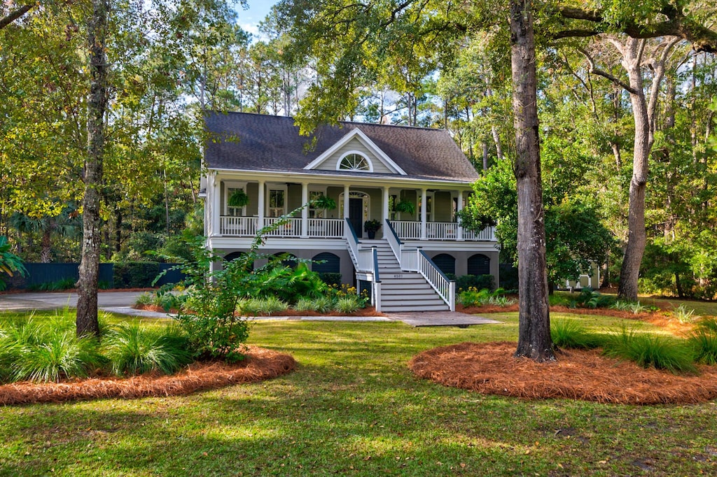 view of front facade with a front yard and covered porch