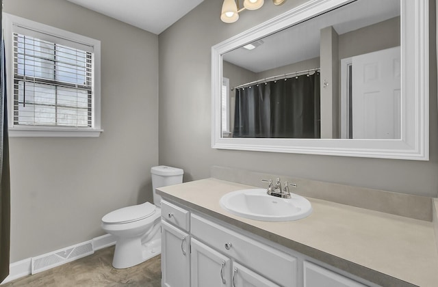 bathroom featuring toilet, a shower with shower curtain, vanity, visible vents, and baseboards