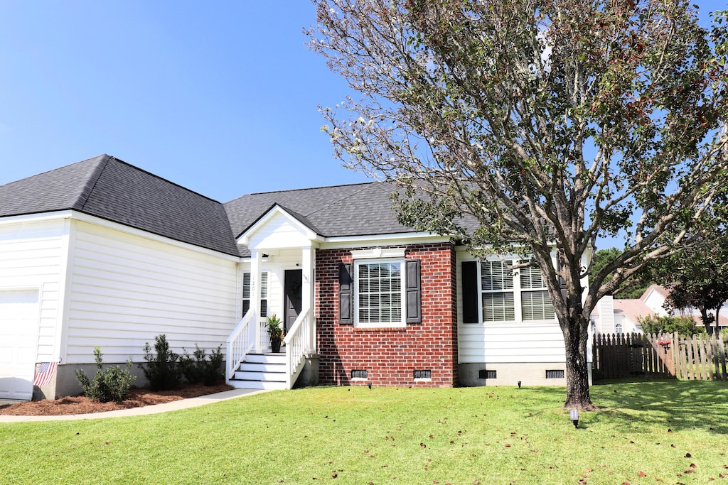 view of front of house with a front lawn