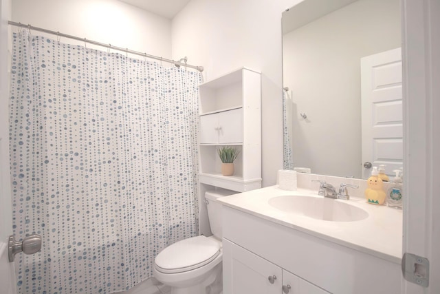 full bath featuring toilet, a shower with curtain, and vanity