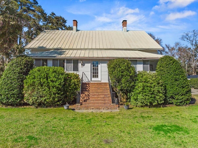 view of front of property with a front yard