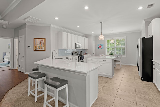 2772 Latrobe Ct, Mount Pleasant, SC 29466 - kitchen featuring stainless steel appliances, a sink, baseboards, a peninsula, and a kitchen island