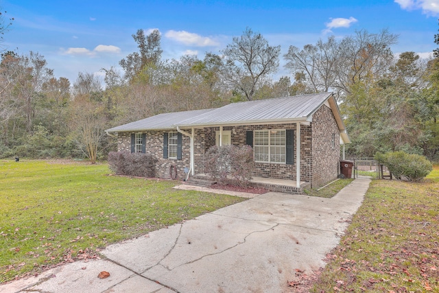 single story home featuring a porch and a front yard