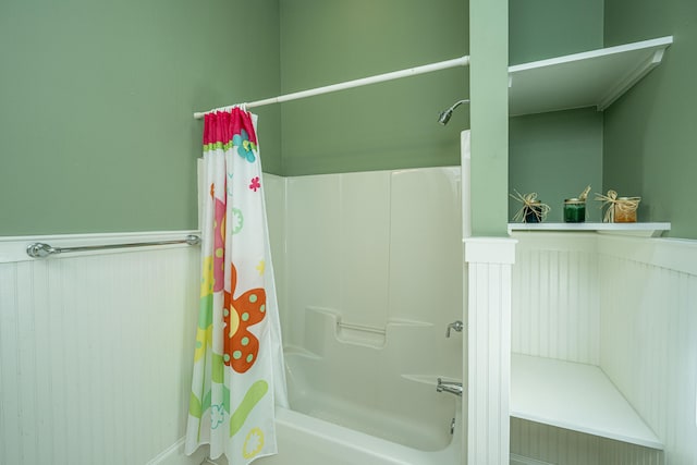 full bath with shower / bath combination with curtain