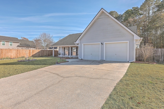 view of front facade featuring a porch, a garage, and a front yard