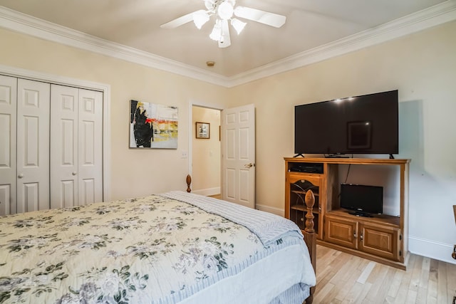 bedroom featuring ceiling fan, light hardwood / wood-style floors, crown molding, and a closet