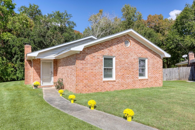 view of front facade featuring a front yard