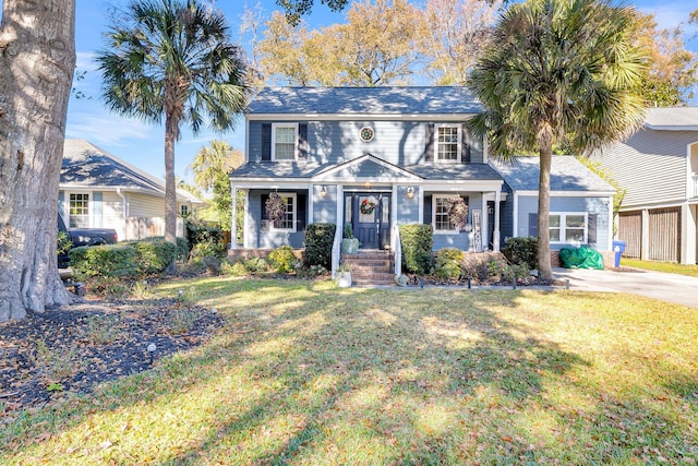 view of front of property featuring a front lawn