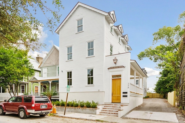 view of front facade with entry steps and fence