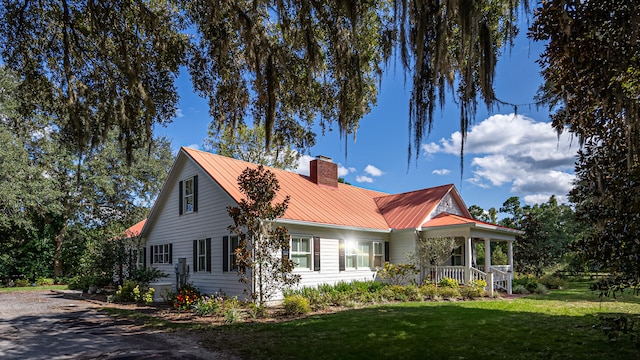 view of front of home featuring a front yard and covered porch