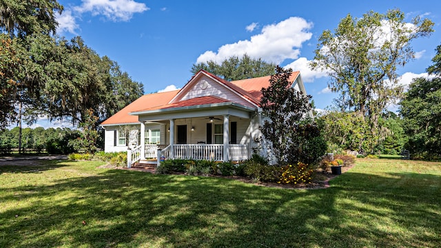 view of front of property featuring a porch, a front yard, and ceiling fan