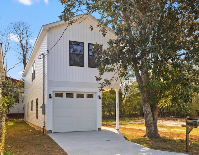 view of front facade with a garage and driveway