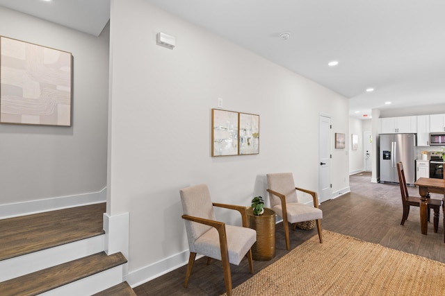 living area with dark wood-style floors, recessed lighting, and baseboards