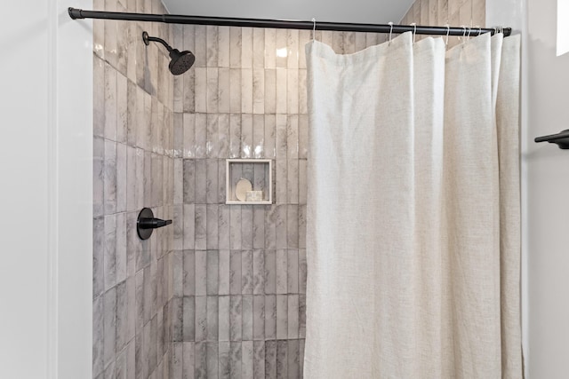 bathroom featuring tiled shower