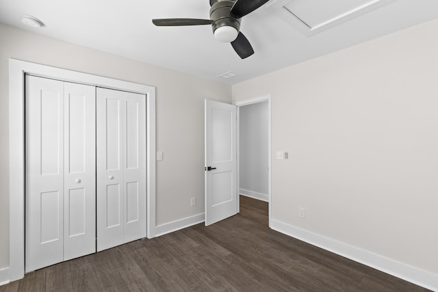 unfurnished bedroom featuring dark wood-style floors, a closet, ceiling fan, and baseboards