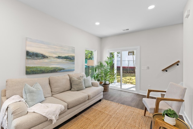 living room featuring dark wood-style floors, recessed lighting, visible vents, and baseboards