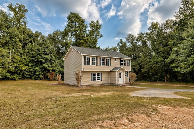 view of front of property featuring a front yard