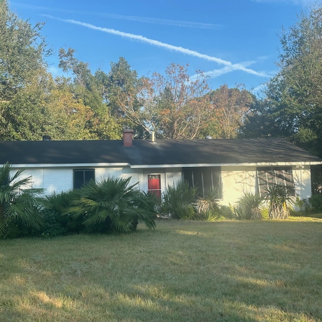 view of front facade with a front lawn