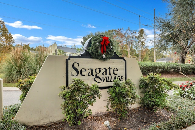 view of community / neighborhood sign