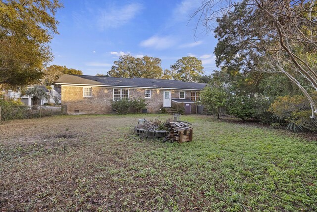 back of house featuring a yard