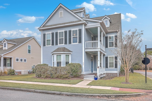 view of front of house featuring a front lawn