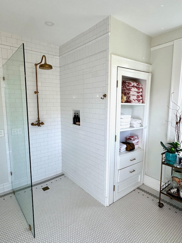 2066 Wappoo Dr, Charleston, SC 29412 - bathroom featuring a tile shower
