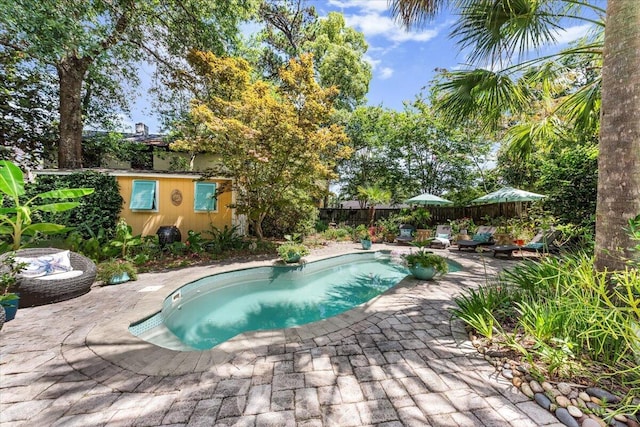 2066 Wappoo Dr, Charleston, SC 29412 - view of pool featuring a patio area and a fenced backyard
