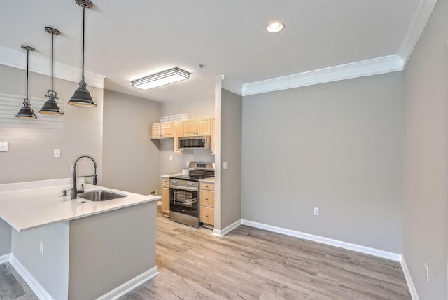 kitchen featuring sink, crown molding, hanging light fixtures, appliances with stainless steel finishes, and light hardwood / wood-style floors