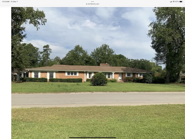 ranch-style house featuring a front yard